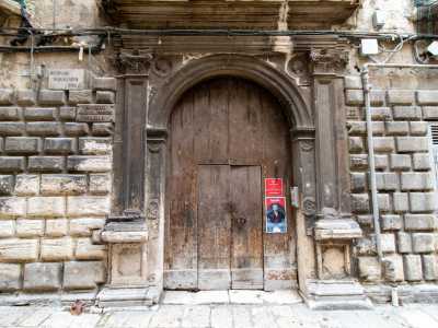Ad attirare il nostro sguardo � il monumentale portale di accesso. L�ampio fornice a pieno centro � fiancheggiato da semiparaste sovrapposte che poggiano su dei massicci piedistalli